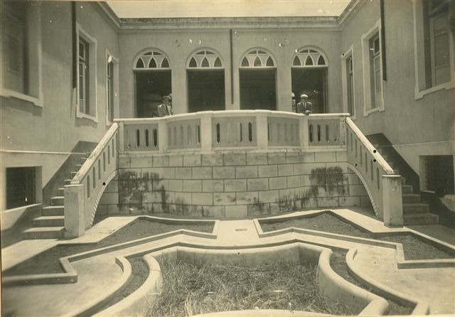 http://muspam.com.br/images/phocagallery/fotos_antigas/predio-da-casa-da-cultura-antigo-grande-hotel/9_jardim interno em 1924_foto2873.jpg